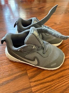 Nike Kids Gray Mesh Hook-and-Loop Sneakers